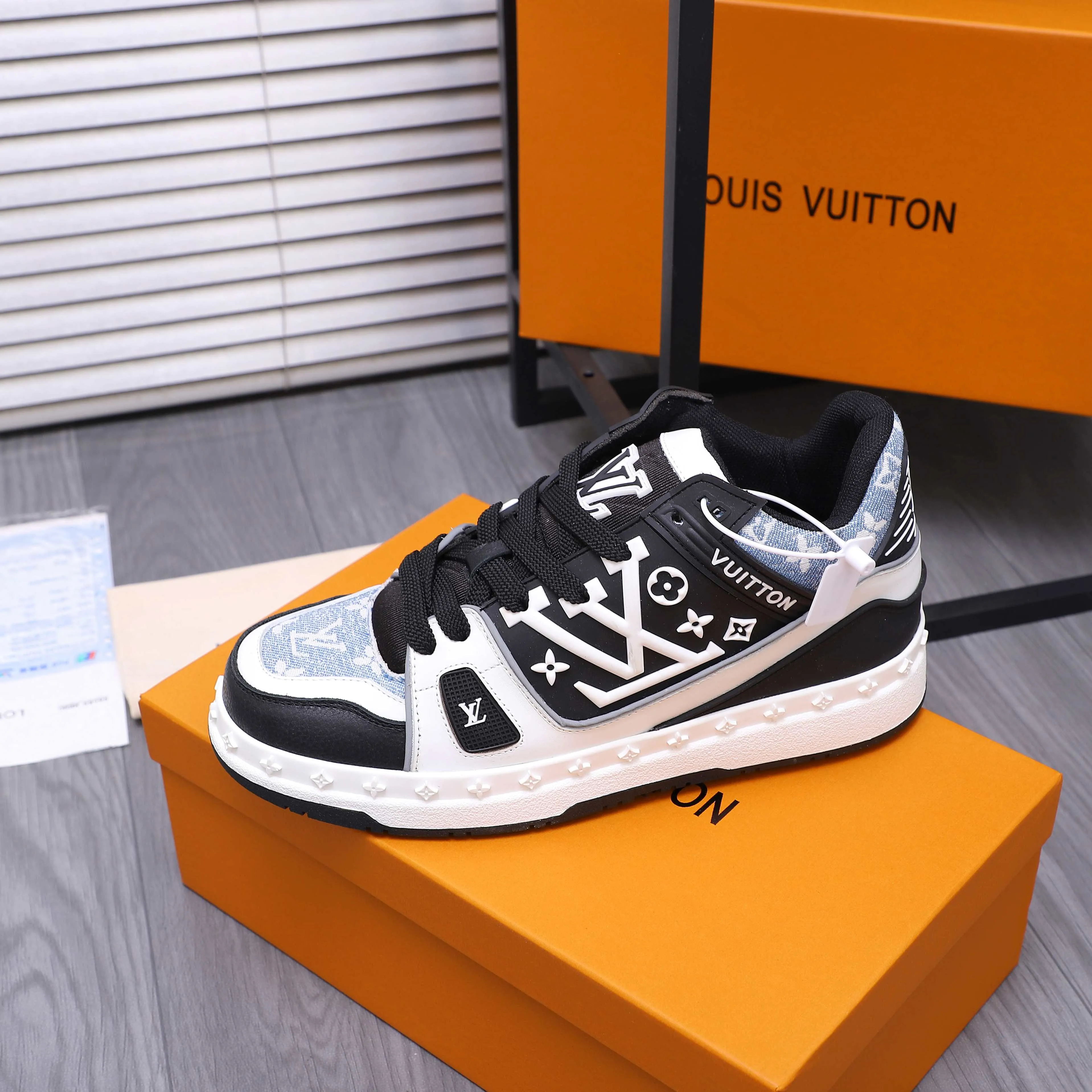 Men's shoes 💰p600 Product trademark: LV "Louis Vuitton" casual lace-up men's shoes Regular size: 38-44 Product material: Selected classic denim woven pattern splicing cowhide upper Breathable mesh lining Original rubber outsole